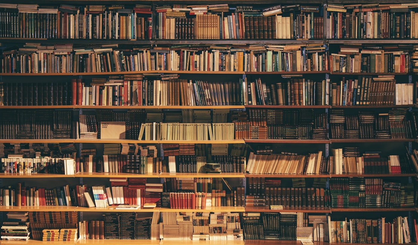 Perpustakaan modern dengan koleksi buku